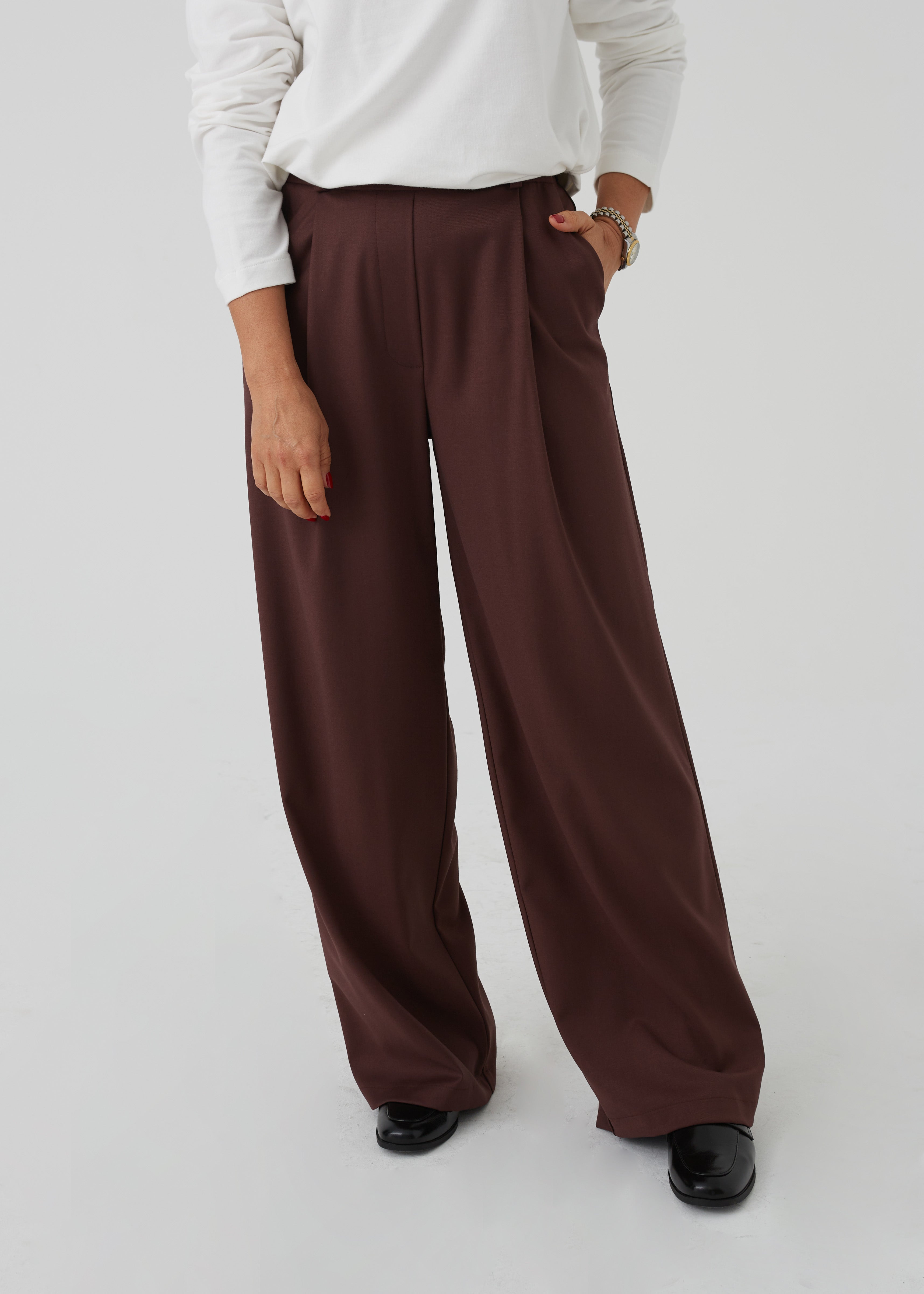 PLAČIOS KELNĖS "MODERN" ŠOKOLADAS -MARŠKINĖLIAI "CLEAN" BALTA