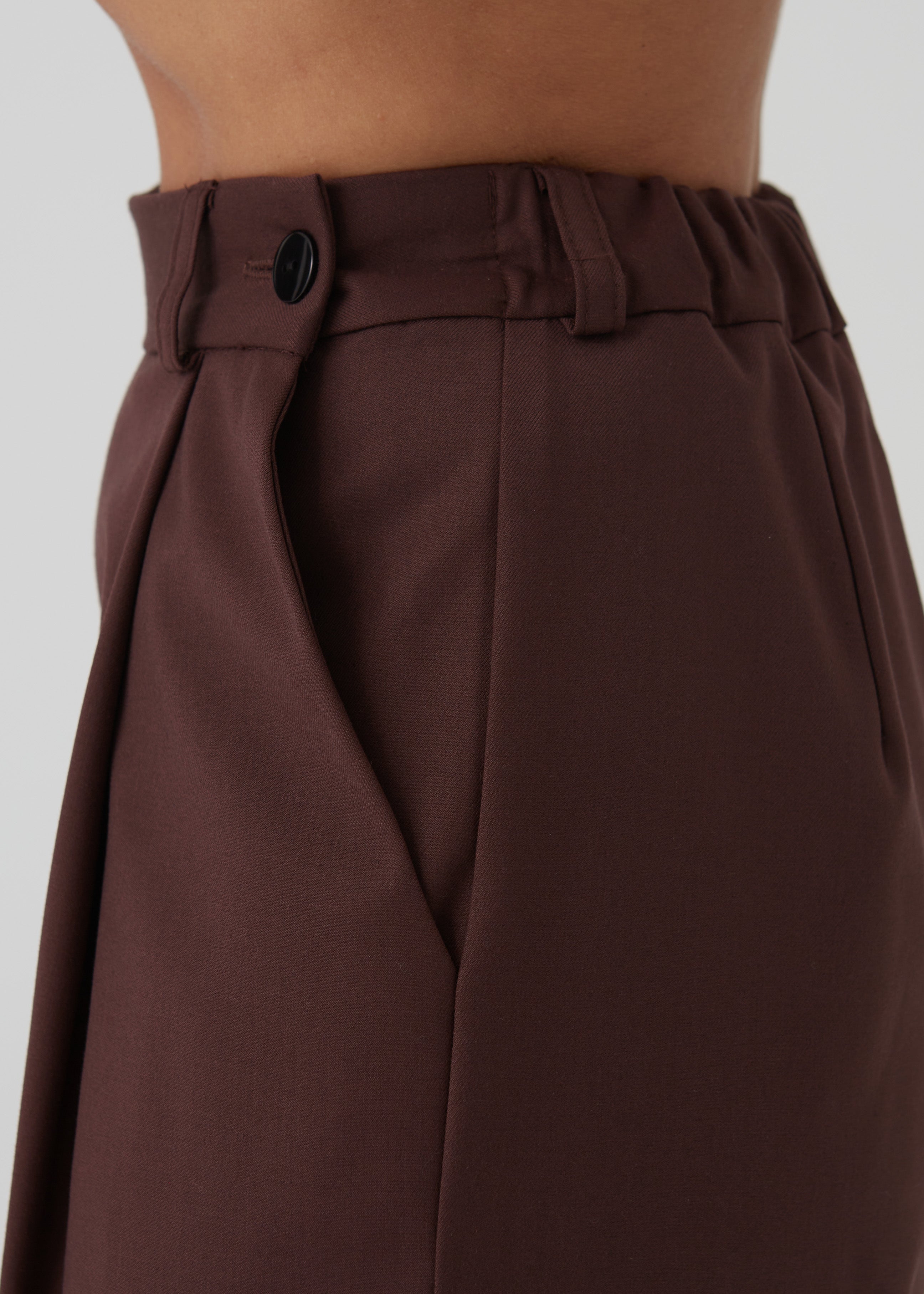 PLAČIOS KELNĖS "MODERN" ŠOKOLADAS -MARŠKINĖLIAI "CLEAN" BALTA