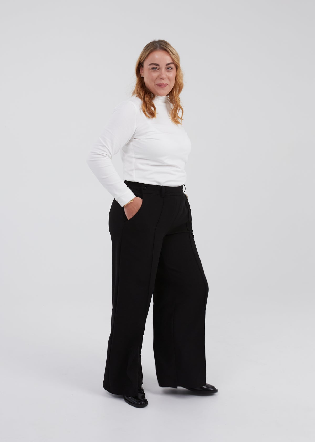 PRE ORDER: PLAČIOS KELNĖS "MODERN" JUODA